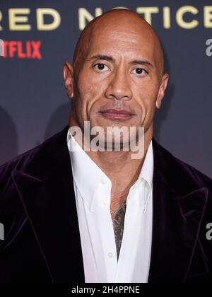 Los Angeles, Usa. November 2021. LOS ANGELES, KALIFORNIEN, USA - 04. NOVEMBER: Schauspieler Dwayne Johnson kommt zur Weltpremiere von Netflix's „Red Notice“ auf der Xbox Plaza und Chick Hearn Court in L.A. an Live am 4. November 2021 in Los Angeles, California, USA. (Foto: Xavier Collin/Image Press Agency/Sipa USA) Quelle: SIPA USA/Alamy Live News Stockfoto