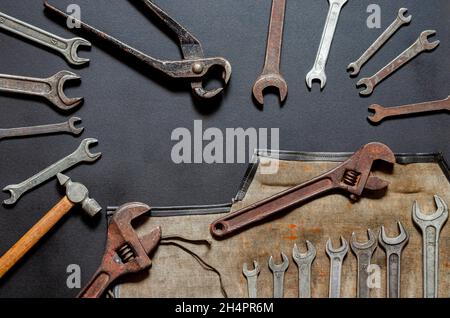 Vintage alte Werkzeuge auf Steinkulisse. Draufsicht mit Kopierbereich. Flach liegend. Alte rostige Werkzeuge aus der Nähe. Alte Werkzeuge in der Werkstatt. Stockfoto