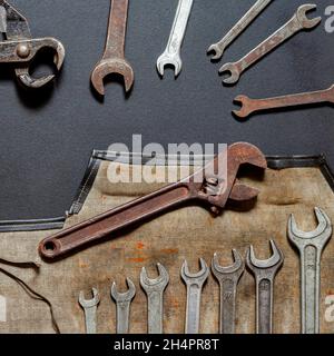 Vintage alte Werkzeuge auf Steinkulisse. Draufsicht mit Kopierbereich. Flach liegend. Alte rostige Werkzeuge aus der Nähe. Alte Werkzeuge in der Werkstatt. Stockfoto