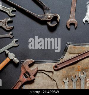 Vintage alte Werkzeuge auf Steinkulisse. Draufsicht mit Kopierbereich. Flach liegend. Alte rostige Werkzeuge aus der Nähe. Alte Werkzeuge in der Werkstatt. Stockfoto
