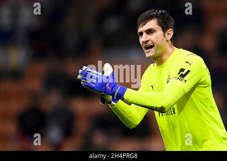 Mailand, Italien. 03. November 2021. Ciprian Tatarusanu vom AC Mailand ist während des UEFA Champions League-Fußballspiels zwischen dem AC Mailand und dem FC Porto gedeutet. Kredit: Nicolò Campo/Alamy Live Nachrichten Stockfoto