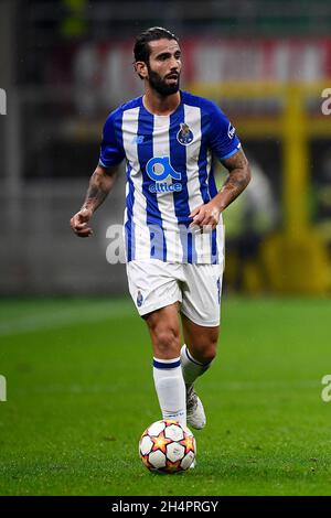 Mailand, Italien. 03. November 2021. Sergio Oliveira vom FC Porto beim UEFA Champions League Fußballspiel zwischen AC Mailand und FC Porto in Aktion. Kredit: Nicolò Campo/Alamy Live Nachrichten Stockfoto