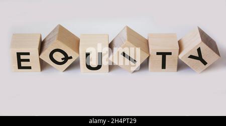 Equity , Wort auf Holzwürfeln und weißem Hintergrund geschrieben Stockfoto