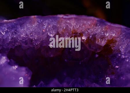 Schöne Druse von natürlichen lila Mineral Amethyst Nahaufnahme. Nahaufnahme. Edelsteinkristalle. Stockfoto