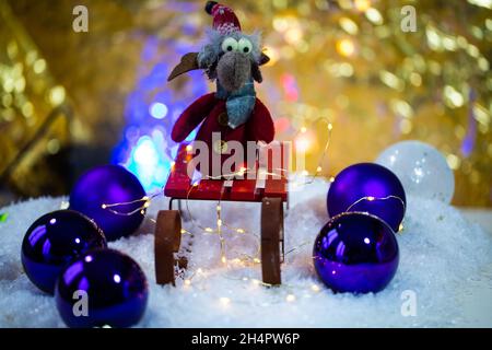 Lustige Elche auf Schlitten, weihnachtskarte, fröhliche weihnachten Stockfoto