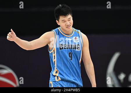 Zhuji, Chinas Provinz Zhejiang. November 2021. Lei Meng von Beijing Ducks Gesten während der 9. Runde zwischen Beijing Ducks und Fujian Sturgeons in der Saison 2021-2022 der Chinese Basketball Association (CBA) Liga in Zhuji, Ost-Chinas Provinz Zhejiang, 4. November 2021. Kredit: Chen Xinbo/Xinhua/Alamy Live Nachrichten Stockfoto