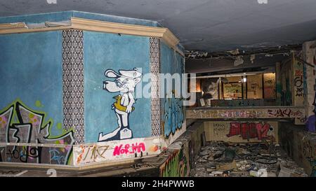 Platz im berliner blubb. Damals ein Schwimmbaderlebnis und heute verlassen und baufällig. Stockfoto