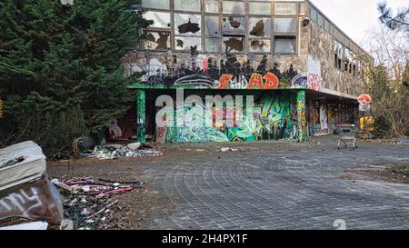 Platz im berliner blubb. Damals ein Schwimmbaderlebnis und heute verlassen und baufällig. Stockfoto