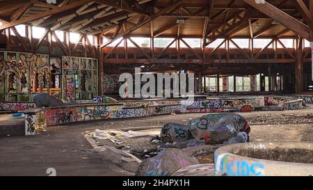 Platz im berliner blubb. Damals ein Schwimmbaderlebnis und heute verlassen und baufällig. Stockfoto