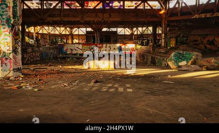 Platz im berliner blubb. Damals ein Schwimmbaderlebnis und heute verlassen und baufällig. Stockfoto