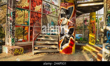 Platz im berliner blubb. Damals ein Schwimmbaderlebnis und heute verlassen und baufällig. Stockfoto