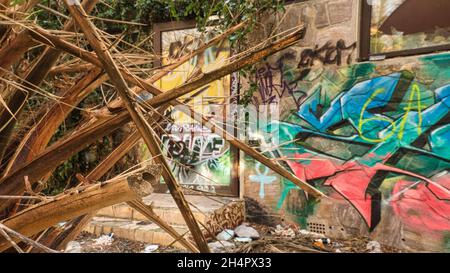 Platz im berliner blubb. Damals ein Schwimmbaderlebnis und heute verlassen und baufällig. Stockfoto