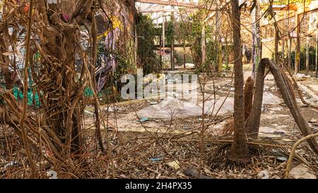 Platz im berliner blubb. Damals ein Schwimmbaderlebnis und heute verlassen und baufällig. Stockfoto