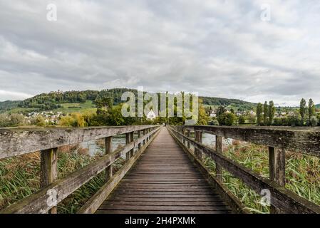 Holzbrücke über den Rhein zur Klosterinsel Werd bei Stein am Rhein, Eschenz, Kanton Thurgau, Schweiz Stockfoto