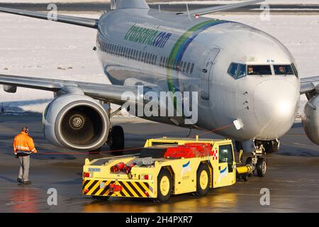 INNSBRUCK, ÖSTERREICH - 10. Feb 2013: Transavia Boeing 737-800 wird zum Abflug am Flughafen Innsbruck zurückgeschoben Stockfoto