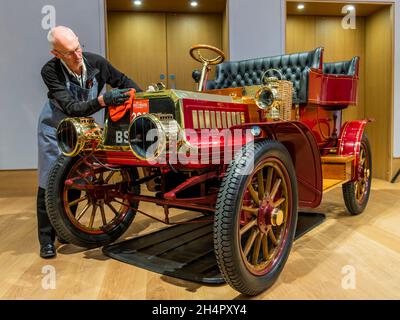 London, Großbritannien. November 2021. 1904 Brennan 14/18PS Twin Cylinder Five-Sitzer Rear Entrance Tonneau, Schätzung £80,000- 120,000 - Vorschau auf die Asian Art Verkäufe in der Bonhams New Bond Street, London. Die Verkäufe liegen zwischen dem 02. Und 04. November.London, Großbritannien. 4. November 2021. Kredit: Guy Bell/Alamy Live Nachrichten Stockfoto