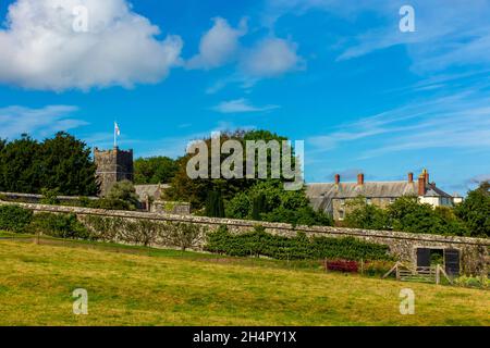 Die Kirche in Clovelly, einem Hafendorf mit Blick auf Bideford Bay und den Bristol Channel in North Devon England Stockfoto