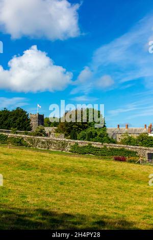 Die Kirche in Clovelly, einem Hafendorf mit Blick auf Bideford Bay und den Bristol Channel in North Devon England Stockfoto