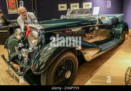 London UK 04 November 2021 Bonhams bietet sechs erfahrene Automobile mit Teilnahme an der Ausgabe 2021 der langjährigen Rallye im Golden Age of Motoring Sale am 5. November im New Bond Street Saleroom an. 1936 Bentley 4 1/4 Liter Vanden Plas Style Tourer Est £ Est £120,000-160,000 Paul Quezada-Neiman/Alamy Live News Stockfoto