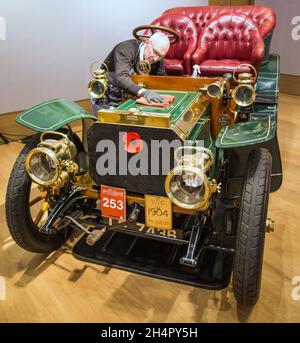 London UK 04 November 2021 Bonhams bietet sechs erfahrene Automobile mit Eintritt zur Ausgabe 2021 der langjährigen Rallye im Goldenen Zeitalter des Motorenverkaufs am 5. November auf seinem New Bond Street Saleroom an. Führend ist ein 1904 Peugeot Typ 67A 10/12PS Doppelzylinder-Drehsitz Tonneau, Schätzung £140,000 – 170,000. Dieser Peugeot, der von einem der ältesten überlebenden Automobilhersteller der Welt produziert wurde, verfügt über ein Viergang-Getriebe plus Rückwärtsgang und kann fünf Passagiere bequem transportieren. Der Peugeot, der aus Frankreich gebracht und Anfang der 1970er Jahre vollständig restauriert wurde, ging 1974 A in den ersten Betrieb Stockfoto