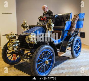 London UK 04 November 2021 Ein 1903 Wolseley 10PS Doppelzylinder Viersitzer Heckeingang Tonneau, Schätzung £120,000 – 150,000. Dieses Modell wurde von einem der führenden britischen edwardianischen Automobilhersteller produziert und von Herbert Austin entworfen. Der später die gleichnamige Austin Motor Company gründete. Irgendwann in seinem frühen Leben reiste das Auto nach Neuseeland und wurde in den späten 1960er- oder frühen 1970er-Jahren wieder nach Großbritannien importiert. Der Wolseley, der 1999 vom Verkäufer erworben wurde, wurde einem Programm zur Restaurierung und Modernisierung unterworfen, einschließlich einer komplett neuen Karosserie, neuer Gänge und Bremsungen, die zu erheblichen Kosten durchgeführt wurden. Stockfoto