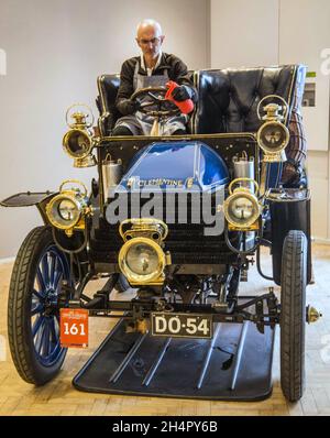 London UK 04 November 2021 Ein 1903 Wolseley 10PS Doppelzylinder Viersitzer Heckeingang Tonneau, Schätzung £120,000 – 150,000. Dieses Modell wurde von einem der führenden britischen edwardianischen Automobilhersteller produziert und von Herbert Austin entworfen. Der später die gleichnamige Austin Motor Company gründete. Irgendwann in seinem frühen Leben reiste das Auto nach Neuseeland und wurde in den späten 1960er- oder frühen 1970er-Jahren wieder nach Großbritannien importiert. Der Wolseley, der 1999 vom Verkäufer erworben wurde, wurde einem Programm zur Restaurierung und Modernisierung unterworfen, einschließlich einer komplett neuen Karosserie, neuer Gänge und Bremsungen, die zu erheblichen Kosten durchgeführt wurden. Stockfoto