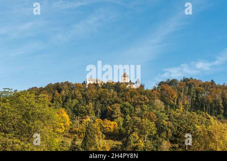 Schloss im Herbst gegen blauen Himmel Stockfoto