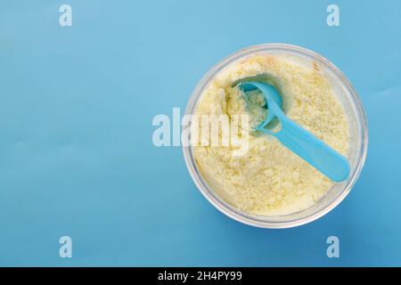 Babypuder in einem Behälter auf blauem Hintergrund Stockfoto