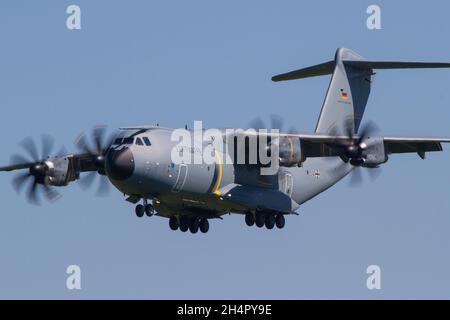 ZELTWE, ÖSTERREICH - 08. Sep 2019: Luftwaffe Airbus A400M Militärtransporter in der Luft im Finale nach Zeltweg, der neuen Version Stockfoto