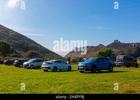 Autos parkten im Valley of Rocks, einem beliebten Schönheitsort in der Nähe von Lynmouth im Exmoor National Park North Devon England Stockfoto