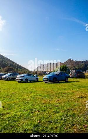 Autos parkten im Valley of Rocks, einem beliebten Schönheitsort in der Nähe von Lynmouth im Exmoor National Park North Devon England Stockfoto