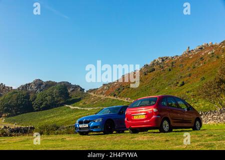 Autos parkten im Valley of Rocks, einem beliebten Schönheitsort in der Nähe von Lynmouth im Exmoor National Park North Devon England Stockfoto