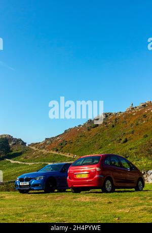 Autos parkten im Valley of Rocks, einem beliebten Schönheitsort in der Nähe von Lynmouth im Exmoor National Park North Devon England Stockfoto