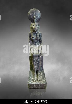 Ägyptische Statue Skulptur der Löwin Göttin Sekhmet oder Ounout, 4. Jahrhundert v. Chr., ptolemäisch, Diorire, aus Theben in Italien gefunden. Louvre Museum Inv Stockfoto