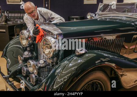 London UK 04 November 2021 Bonhams bietet sechs erfahrene Automobile mit Teilnahme an der Ausgabe 2021 der langjährigen Rallye im Golden Age of Motoring Sale am 5. November im New Bond Street Saleroom an. 1936 Bentley 4 1/4 Liter Vanden Plas Style Tourer Est £ Est £120,000-160,000 Paul Quezada-Neiman/Alamy Live News Stockfoto