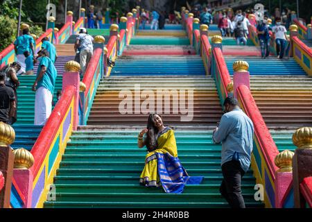 Kuala Lumpur, Malaysia. November 2021. Die Menschen feiern das Hindu-Festival Deepavali in den Batu-Höhlen bei Kuala Lumpur, Malaysia, 4. November 2021. Quelle: Chong Voon Chung/Xinhua/Alamy Live News Stockfoto