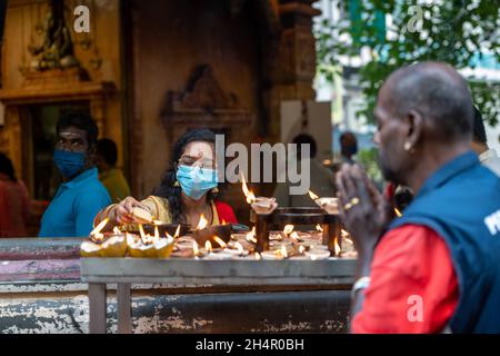 Kuala Lumpur, Malaysia. November 2021. Die Menschen beten in einem Tempel anlässlich des Hindu-Festivals Deepavali in Kuala Lumpur, Malaysia, 4. November 2021. Quelle: Chong Voon Chung/Xinhua/Alamy Live News Stockfoto