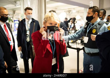 Glasgow, Schottland, Großbritannien. November 2021. IM BILD: Jennifer Granholm, US-Energieministerin und ehemalige Gouverneurin von Michigan, zwischen den Treffen auf der COP26-Klimakonferenz. Jennifer Mulhern Granholm ist eine kanadisch-amerikanische Politikerin, Rechtsanwältin, Pädagogin, Autorin und Politikkommentatorin, die als 16. Energieministerin der Vereinigten Staaten tätig ist. Als Mitglied der Demokratischen Partei war sie von 2003 bis 2011 die 47. Gouverneurin von Michigan. Quelle: Colin Fisher/Alamy Live News Stockfoto