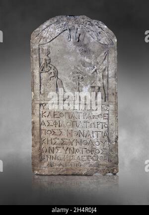 Alte ägyptische Stele von Cleopatre, 2. Juli 51 v. Chr., Ptolomäisches Königreich, Kalkstein. Der Louvre Museum im Jahr 27442. Inkriptisch auf Griechisch. Königin Kleopatra VII Stockfoto