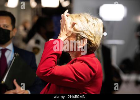 Glasgow, Schottland, Großbritannien. November 2021. IM BILD: Jennifer Granholm, US-Energieministerin und ehemalige Gouverneurin von Michigan, zwischen den Treffen auf der COP26-Klimakonferenz. Jennifer Mulhern Granholm ist eine kanadisch-amerikanische Politikerin, Rechtsanwältin, Pädagogin, Autorin und Politikkommentatorin, die als 16. Energieministerin der Vereinigten Staaten tätig ist. Als Mitglied der Demokratischen Partei war sie von 2003 bis 2011 die 47. Gouverneurin von Michigan. Quelle: Colin Fisher/Alamy Live News Stockfoto