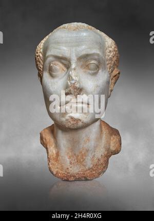 Römische ägyptische Statue Skulptur eines Mannes, ist c.AD, Marmor . Louvre Museum E 2596. Der Mund hat einen Ausdruck von Autorität, der Kopf ist von einem gealterten m Stockfoto