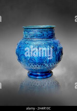 Ptolemäische Vase mit hohem Relief, glasiert, verziert mit Tieren, 100-99 v. Chr. Louvre Museum E22582. Dekoriert mit Aparade von Tieren; Hasen; Pferd; Antilope; g Stockfoto