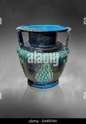 Ptolomäischer ägyptisch glasierte Töpferkrater, 199-0 v. Chr., Haouara. Louvre Museum E 22585. Verziert mit einer Girlande um die Schulter und einer Pflanze auf dem Fr Stockfoto