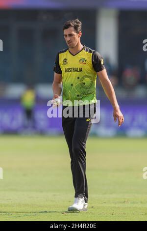 Dubai, VAE, 4. November 2021. Mitchell Starc aus Australien beim ICC Mens T20-Weltcup-Spiel zwischen Australien und Bangladesch am 04. November 2021 im Dubai International Cricket Stadium, Dubai, VAE. Foto von Grant Winter. Nur zur redaktionellen Verwendung, Lizenz für kommerzielle Nutzung erforderlich. Keine Verwendung bei Wetten, Spielen oder Veröffentlichungen einzelner Clubs/Vereine/Spieler. Kredit: UK Sports Pics Ltd/Alamy Live Nachrichten Stockfoto