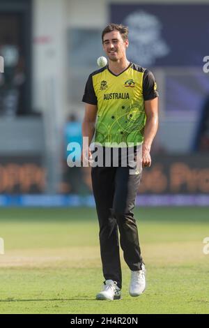 Dubai, VAE, 4. November 2021. Mitchell Starc aus Australien beim ICC Mens T20-Weltcup-Spiel zwischen Australien und Bangladesch am 04. November 2021 im Dubai International Cricket Stadium, Dubai, VAE. Foto von Grant Winter. Nur zur redaktionellen Verwendung, Lizenz für kommerzielle Nutzung erforderlich. Keine Verwendung bei Wetten, Spielen oder Veröffentlichungen einzelner Clubs/Vereine/Spieler. Kredit: UK Sports Pics Ltd/Alamy Live Nachrichten Stockfoto