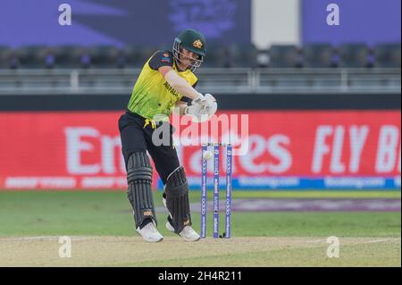 Dubai, VAE, 4. November 2021. David Warner aus Australien schlug am 04. November 2021 beim ICC Mens T20-Weltcup-Spiel zwischen Australien und Bangladesch im Dubai International Cricket Stadium, Dubai, Vereinigte Arabische Emirate. Foto von Grant Winter. Nur zur redaktionellen Verwendung, Lizenz für kommerzielle Nutzung erforderlich. Keine Verwendung bei Wetten, Spielen oder Veröffentlichungen einzelner Clubs/Vereine/Spieler. Kredit: UK Sports Pics Ltd/Alamy Live Nachrichten Stockfoto