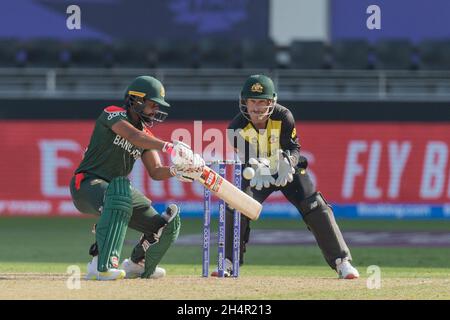 Dubai, VAE, 4. November 2021. Shamim Hossain aus Bangladesch spielt am 04. November 2021 im Dubai International Cricket Stadium, Dubai, Vereinigte Arabische Emirate, beim ICC Mens T20 Weltcup-Spiel zwischen Australien und Bangladesch den Ball nach hinten. Foto von Grant Winter. Nur zur redaktionellen Verwendung, Lizenz für kommerzielle Nutzung erforderlich. Keine Verwendung bei Wetten, Spielen oder Veröffentlichungen einzelner Clubs/Vereine/Spieler. Kredit: UK Sports Pics Ltd/Alamy Live Nachrichten Stockfoto