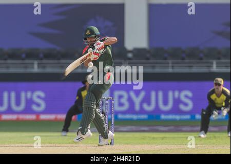 Dubai, VAE, 4. November 2021. Mahmudullah, Kapitän von Bangladesch, der am 04. November 2021 beim ICC Mens T20-Weltcup-Spiel zwischen Australien und Bangladesch im Dubai International Cricket Stadium, Dubai, Vereinigte Arabische Emirate, zugeschlagen hat. Foto von Grant Winter. Nur zur redaktionellen Verwendung, Lizenz für kommerzielle Nutzung erforderlich. Keine Verwendung bei Wetten, Spielen oder Veröffentlichungen einzelner Clubs/Vereine/Spieler. Kredit: UK Sports Pics Ltd/Alamy Live Nachrichten Stockfoto