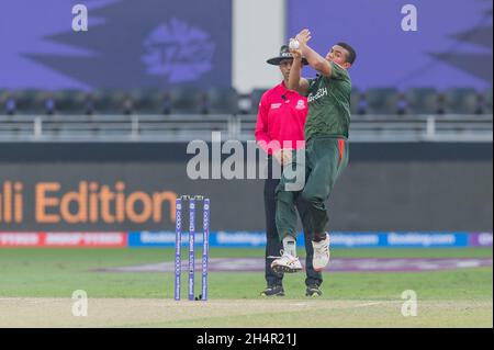 Dubai, VAE, 4. November 2021. Taskin Ahmed von Bangladesch bowlen während des ICC Mens T20 Weltcup-Spiels zwischen Australien und Bangladesch am 04. November 2021 im Dubai International Cricket Stadium, Dubai, VAE. Foto von Grant Winter. Nur zur redaktionellen Verwendung, Lizenz für kommerzielle Nutzung erforderlich. Keine Verwendung bei Wetten, Spielen oder Veröffentlichungen einzelner Clubs/Vereine/Spieler. Kredit: UK Sports Pics Ltd/Alamy Live Nachrichten Stockfoto