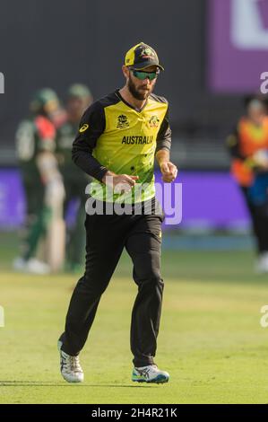 Dubai, VAE, 4. November 2021. Glenn Maxwell aus Australien beim ICC Mens T20-Weltcup-Spiel zwischen Australien und Bangladesch am 04. November 2021 im Dubai International Cricket Stadium, Dubai, VAE. Foto von Grant Winter. Nur zur redaktionellen Verwendung, Lizenz für kommerzielle Nutzung erforderlich. Keine Verwendung bei Wetten, Spielen oder Veröffentlichungen einzelner Clubs/Vereine/Spieler. Kredit: UK Sports Pics Ltd/Alamy Live Nachrichten Stockfoto